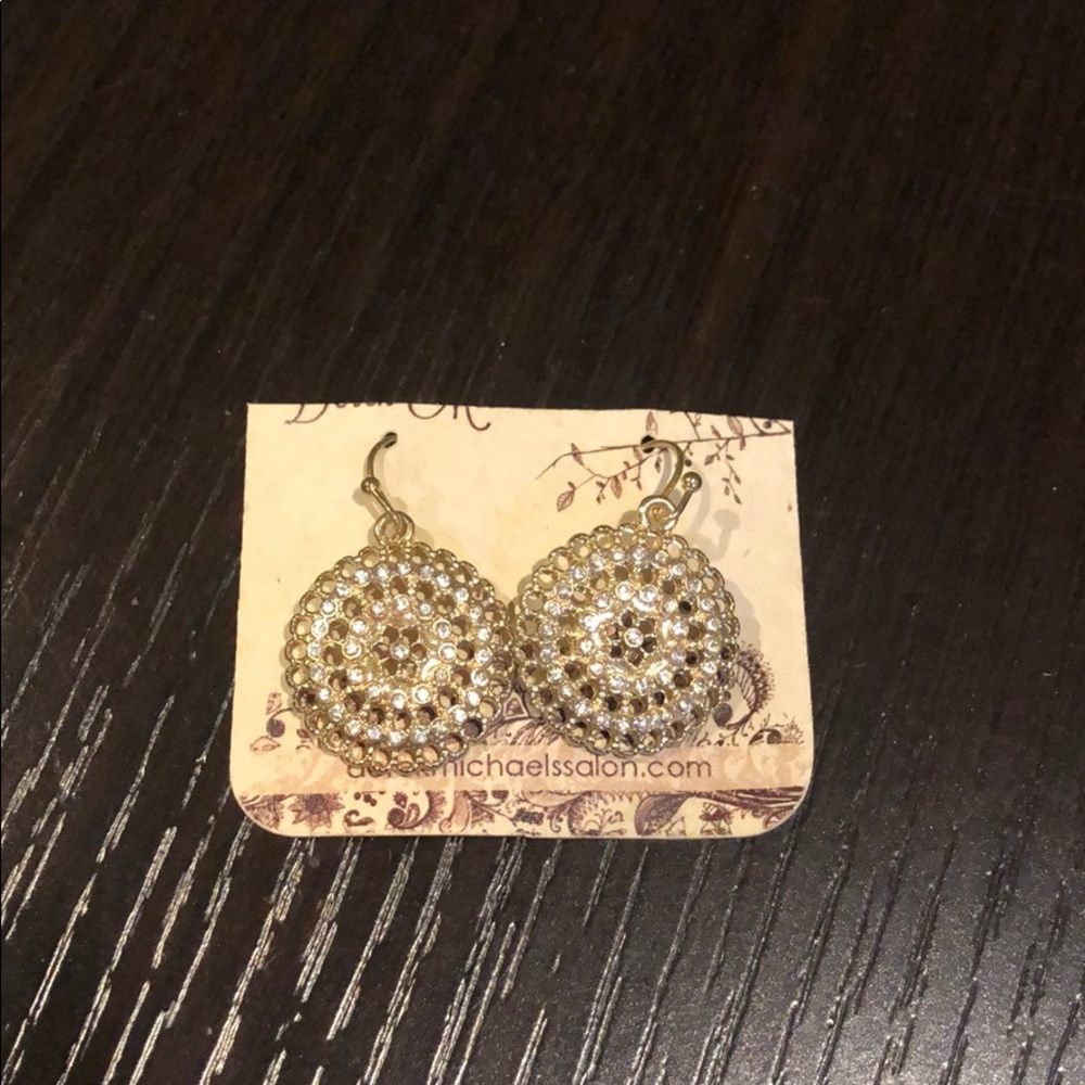 🏷 Drop gold and rhinestone earrings.